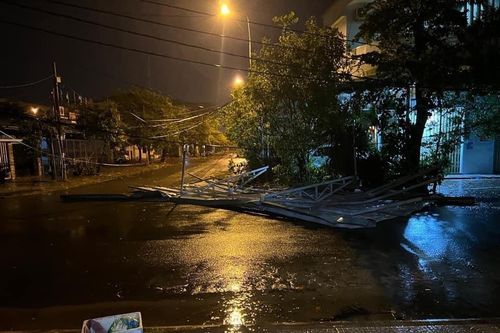 Bão số 4 đổ bộ đất liền Thừa Thiên Huế- Quảng Ngãi, mưa xối xả đổ xuống Trung bộ