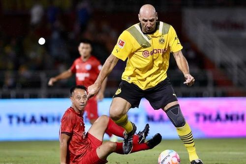 Các ngôi sao Việt Nam thua đậm đội huyền thoại Dortmund