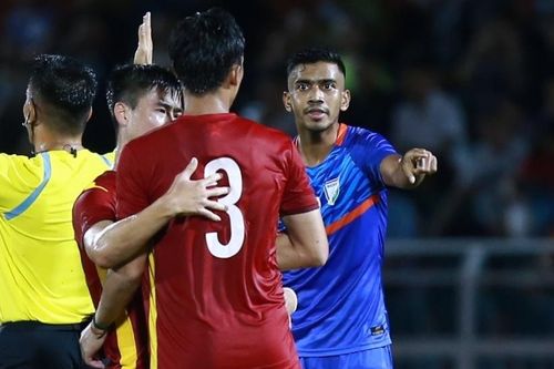 Cầu thủ Ấn Độ gây gổ với Nguyên Mạnh