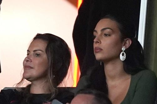 Bạn gái chứng kiến Ronaldo bất lực trước hàng thủ Tây Ban Nha