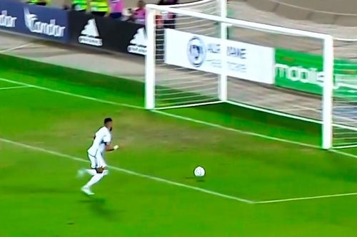 Pha bỏ lỡ của Riyad Mahrez