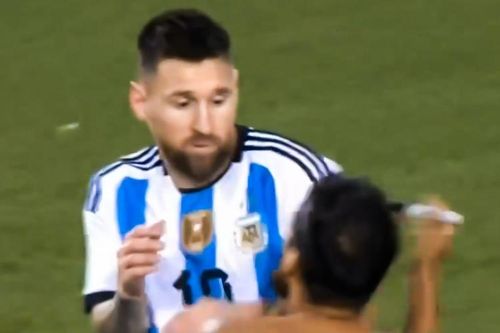 Phản ứng của Messi khi CĐV xin chữ ký vào lưng