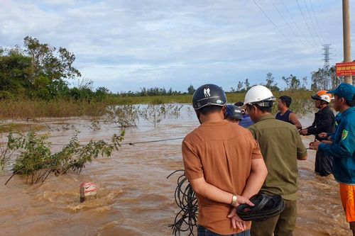 Cứu cụ ông 87 tuổi bị lũ cuốn sau bão Noru