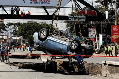 Chật vật giải cứu nạn nhân rơi xuống 'hố tử thần' ở Guatemala