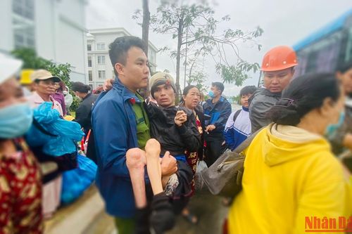 Quảng Ngãi: Hàng nghìn người dân được đưa về nhà an toàn