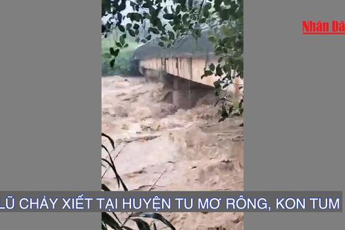 Lũ chảy xiết tại huyện Tu Mơ Rông, Kon Tum