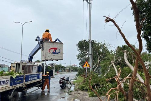 Khẩn trương khôi phục lưới điện hư hỏng do bão số 4