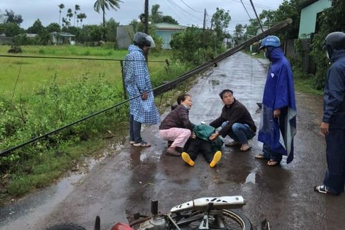 Gia Lai: 1 người tử vong do cột điện gãy đổ ngang đường
