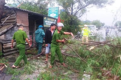 Quảng Trị 4 người bị thương, Quảng Nam mất điện diện rộng