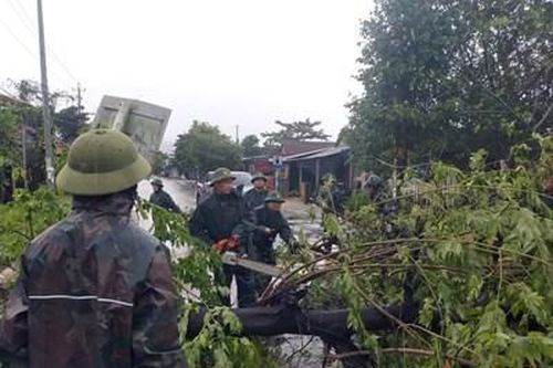 Lực lượng vũ trang Quân khu 4 sát cánh cùng nhân dân trong mưa bão