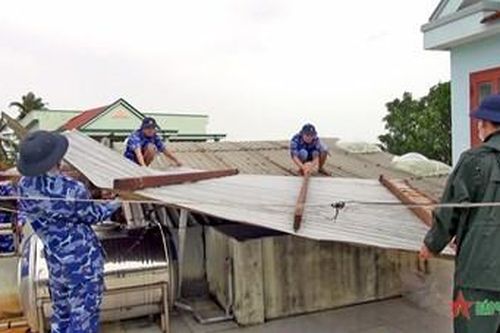 Vùng Cảnh sát biển 2 giúp nhân dân khắc phục hậu quả bão số 4
