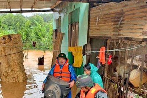 Bộ đội Biên phòng tỉnh Kon Tum hỗ trợ di dời 51 hộ dân đến nơi ở an toàn