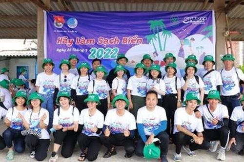 C.P. Việt Nam thu gom rác thải biển góp phần bảo vệ môi trường bền vững