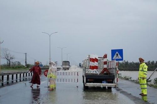 Nhiều tuyến đường ở Quảng Nam bị sạt lở, đi lại khó khăn sau bão số 4