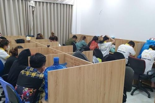Đột kích 'đại bản doanh' nhóm giả mạo ngân hàng lừa tiền người dân