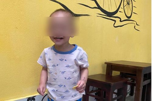 Hà Nội: Bé trai 2 tuổi bị bỏ rơi trên đường lúc rạng sáng