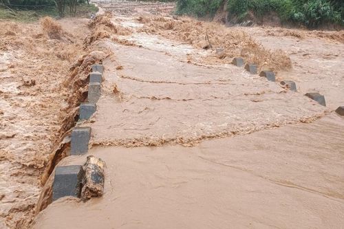 Ảnh hưởng bão Noru nhiều nơi ở Kon Tum ngập sâu, một số khu vực bị cô lập