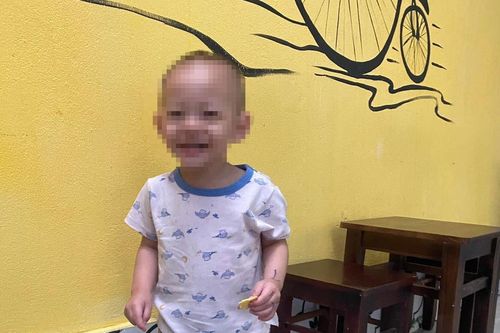 Bé trai 2 tuổi bị bỏ rơi lúc rạng sáng ở Hà Nội