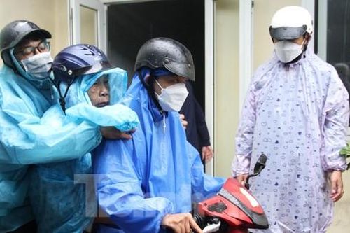 Áo xanh giúp người dân Đà Nẵng chạy bão