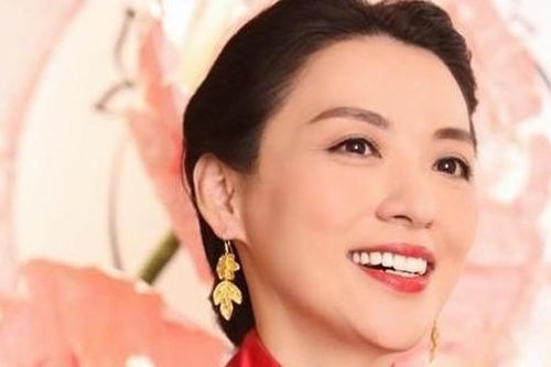 Nữ diễn viên Trần Vỹ đeo trĩu vàng ở lễ cưới