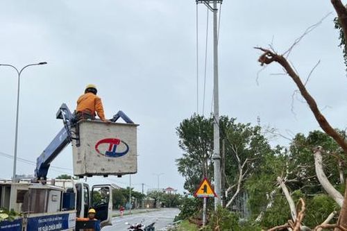 Bão Noru gây loạt sự cố về điện ở 10 tỉnh thành miền Trung