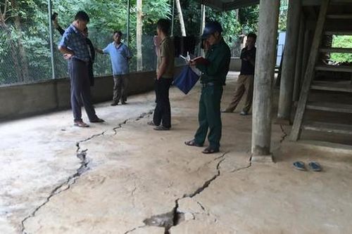 Di dời khẩn cấp nhiều hộ dân ở Nghệ An vì vết nứt chằng chịt, lan rộng