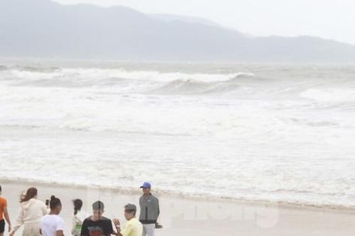 Sóng to gió lớn, nhiều người ở Đà Nẵng vẫn ra biển 'check in' sau bão