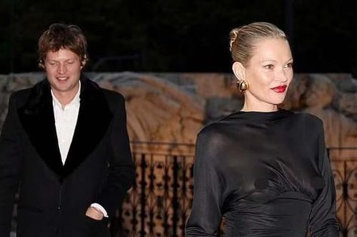 Kate Moss gặp sự cố với váy xuyên thấu
