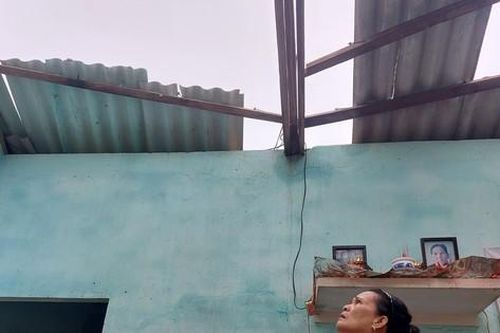 Người dân Quảng Nam khóc mếu nhìn ngôi nhà tan hoang sau bão