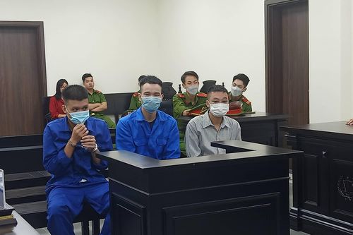 Vợ và nhân tình đi nhà nghỉ, hai bố con theo bắt quả tang, gây vụ cướp