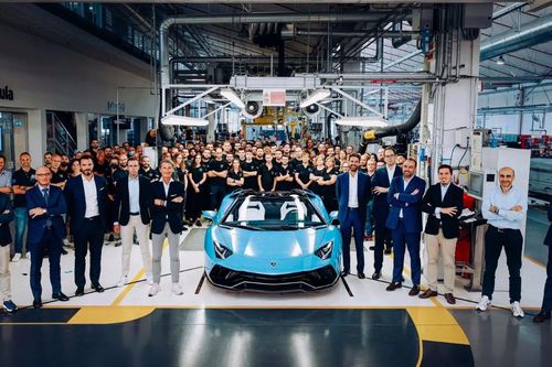Lamborghini xuất xưởng siêu xe Aventador cuối cùng