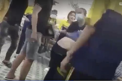 Nữ sinh ở TP.HCM bị nhóm người lạ vào trường đánh gần 10 phút như thế nào?