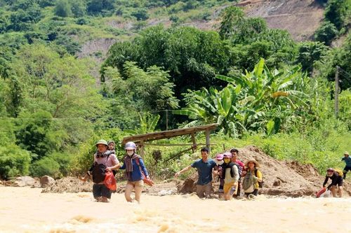 Giáo viên Kỳ Sơn dìu nhau vượt lũ đến trường
