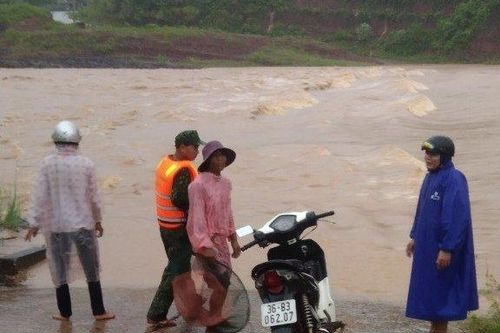 Chùm ảnh: Mực nước sông, suối ở Quảng Trị dâng cao, nguy cơ chia cắt nhiều vùng
