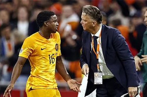 Hậu vệ Man United lúng túng với cách dùng người của HLV Van Gaal ở ĐT Hà Lan