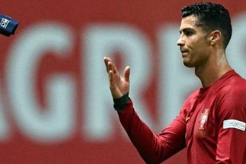 Ronaldo lại ném băng đội trưởng sau khi Bồ Đào Nha thua đau