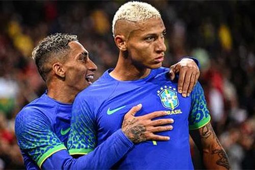 Richarlison bị ném chuối sau khi chọc thủng lưới Tunisia