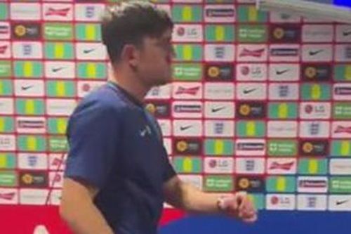 Maguire làm gì trước khi tập tễnh rời Wembley sau trận đấu thảm họa?