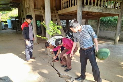 Nghệ An: Xuất hiện vết nứt lớn, khẩn cấp di dời 11 hộ dân trong xã