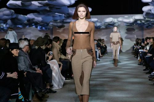 Kendall Jenner tự tin mặc đồ xuyên thấu, khoe nhũ hoa trong lần đầu đi catwalk