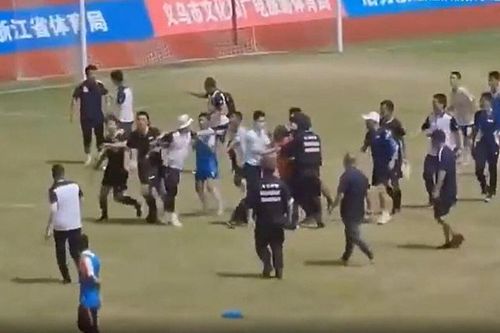 Trọng tài Trung Quốc bị cả đội đánh