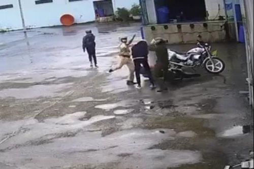 Sóc Trăng: Đình chỉ công tác cảnh sát dùng dùi cui đánh 1 thiếu niên