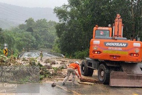 Quảng Nam: Giao thông, điện lực khẩn trương khắc phục hậu quả sau bão