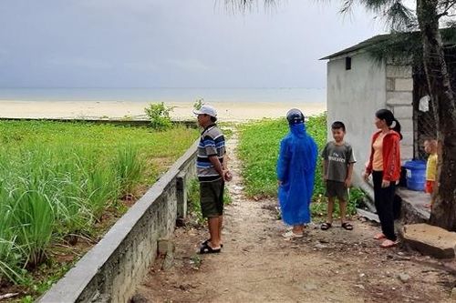 Người dân vùng sạt lở khẩn cấp mong chờ sớm được di dời