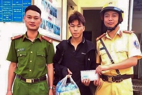 Bị lừa hết tiền phải đi bộ về quê, nam thanh niên được Công an giúp đỡ
