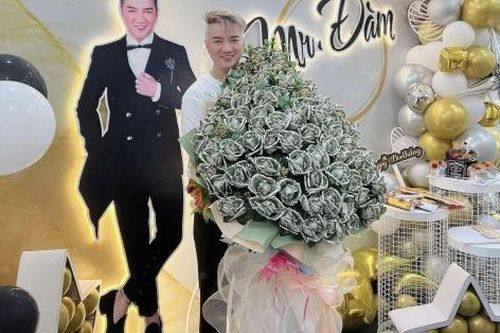 Đàm Vĩnh Hưng được fan tặng bó hoa 'khổng lồ' bằng USD