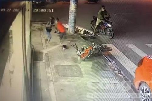 Nam công nhân tay không chống trả 2 tên trộm có dao