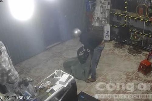 Băng trộm mang bao tới để 'dọn sạch' tiệm phụ tùng xe máy