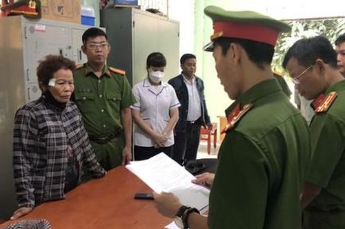 Người phụ nữ làm giả giấy tờ lừa bán các 'cổ vật gia truyền bằng đồng đen'
