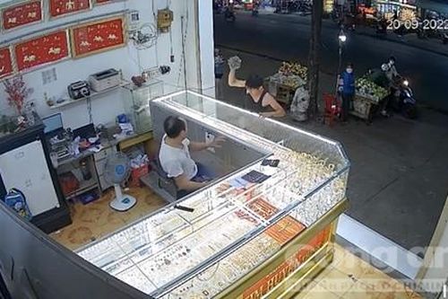 Vụ đập tủ kính ném vàng ra đường: Kêu gọi người dân giao nộp vàng nhặt được